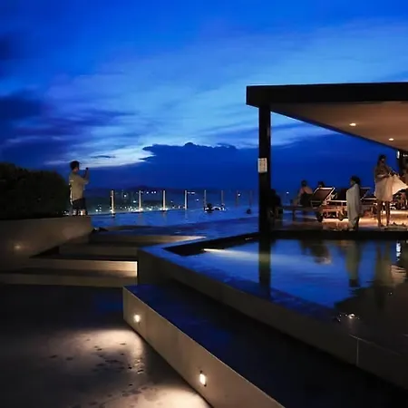 Central Pattaya Fully Equipped Condo Next To Beach